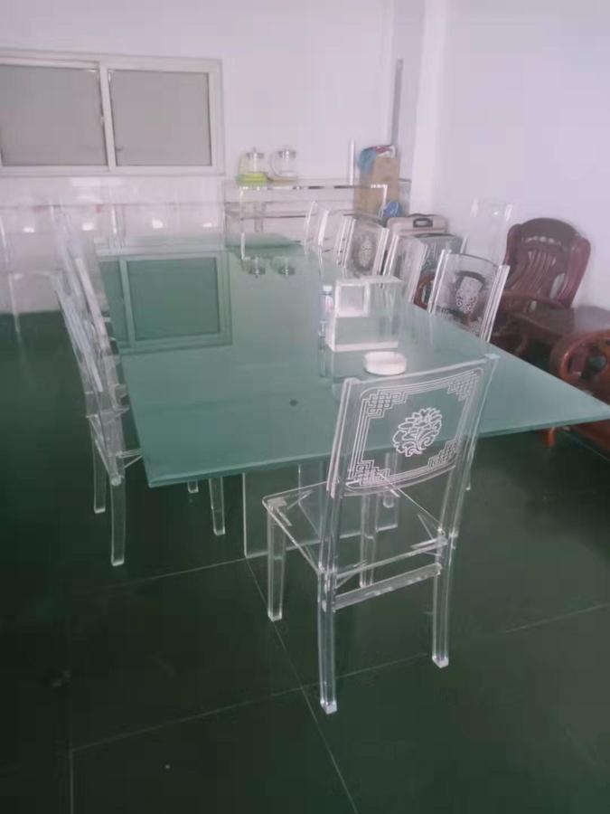 水晶家具：照亮家的璀璨星光